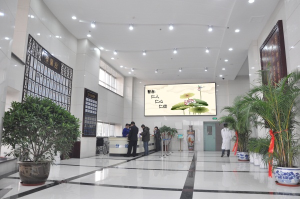2.整潔明亮的大廳，人性化服務流程體現(xiàn)人文關懷。.jpg